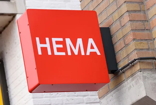 HEMA Alphen aan den Rijn is een warenhuis gelegen aan de Kerkstraat 101 in Alphen aan den Rijn, Nederland. Het is een van de 550 winkels die HEMA in Nederland heeft. De winkel biedt een breed scala aan producten, waaronder kleding, huishoudartikelen, keukengerei, speelgoed en boeken. [Image of HEMA Alphen aan den Rijn] De winkel is geopend van maandag tot en met zaterdag van 9.00 tot 21.00 uur en op zondag van 12.00 tot 18.00 uur. HEMA Alphen aan den Rijn heeft een restaurant met een terras aan de Kerkstraat. Het restaurant biedt een verscheidenheid aan gerechten, waaronder ontbijt, lunch en diner. Er is ook een take-away waar je gerechten kunt afhalen. hema alphen aan den rijn